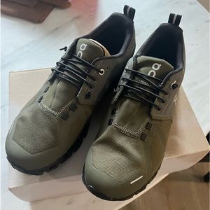 Brand new womens on cloud tennis shoes size 9